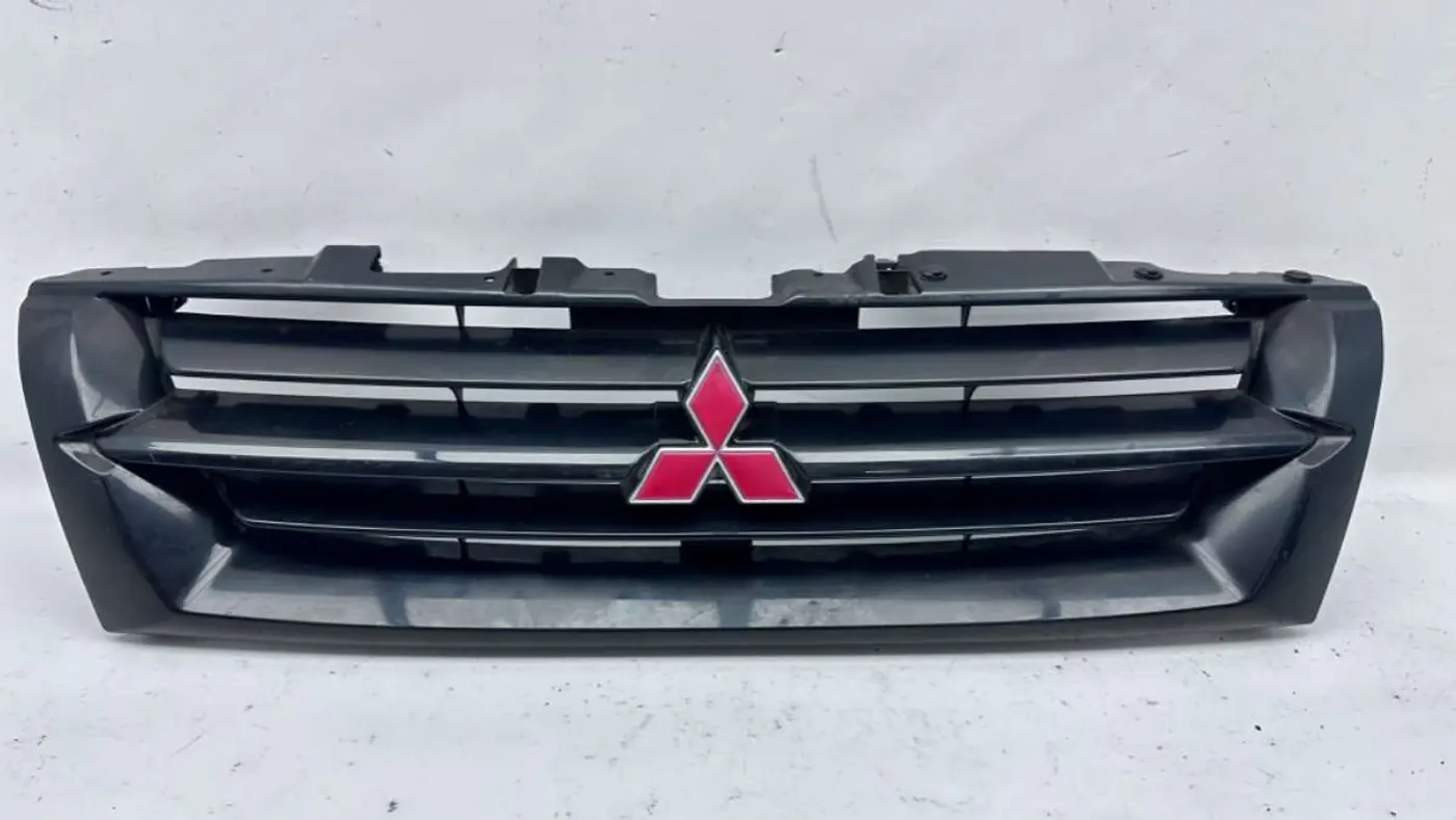 Решетка радиатора к Mitsubishi Pajero 2002