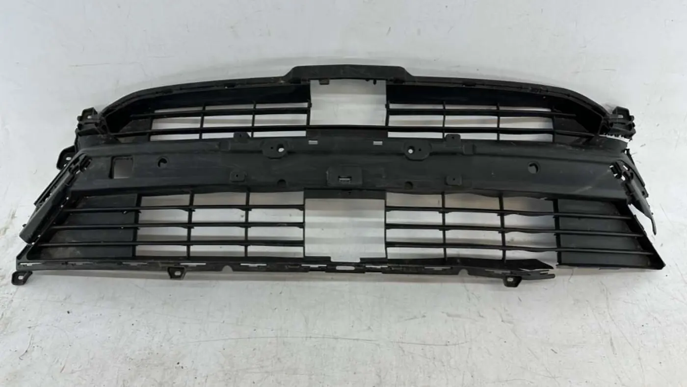 Заглушка (решетка) в бампер к Geely Tugella 2020