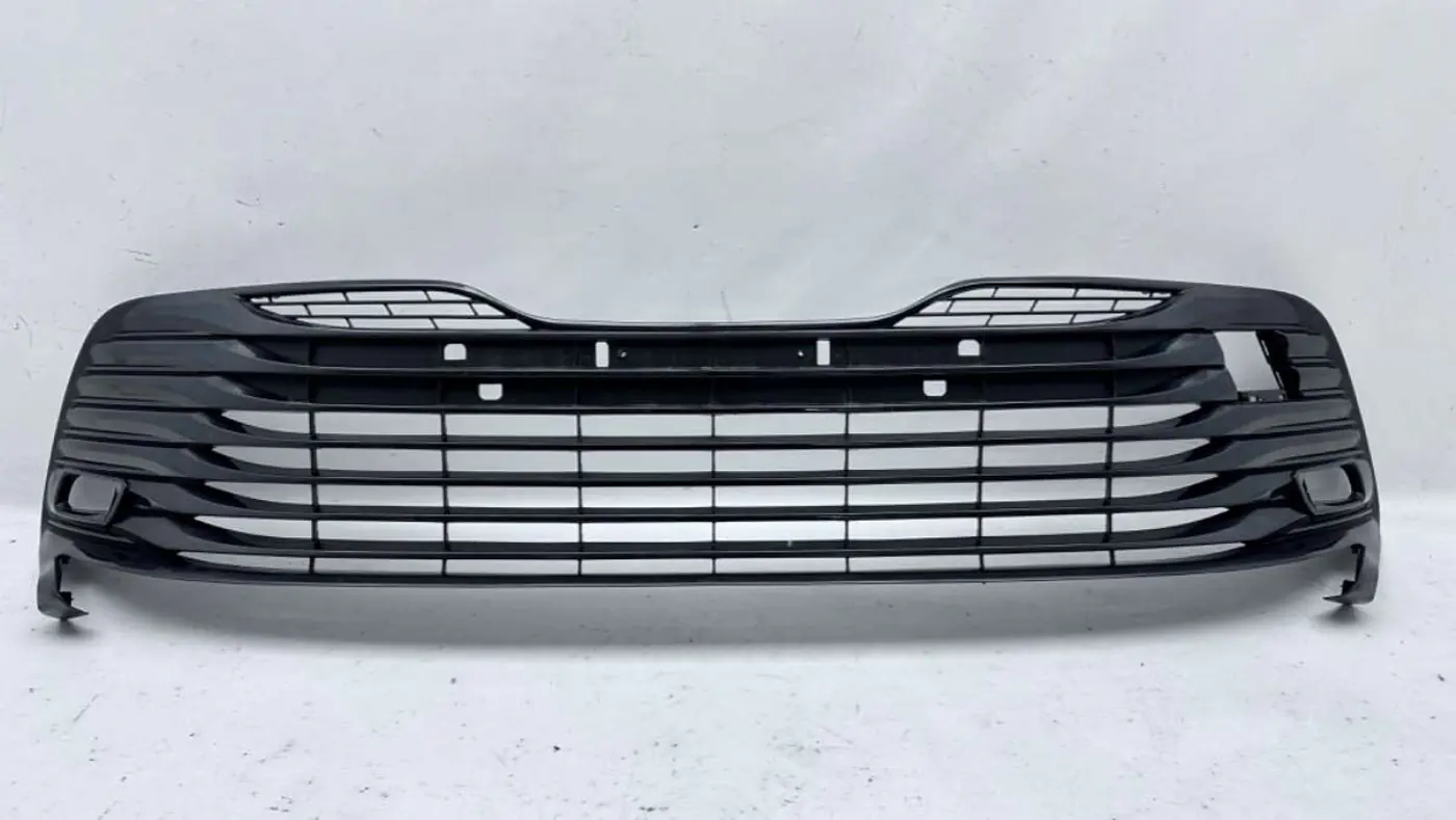 Заглушка (решетка) в бампер передний к Toyota Camry 2022