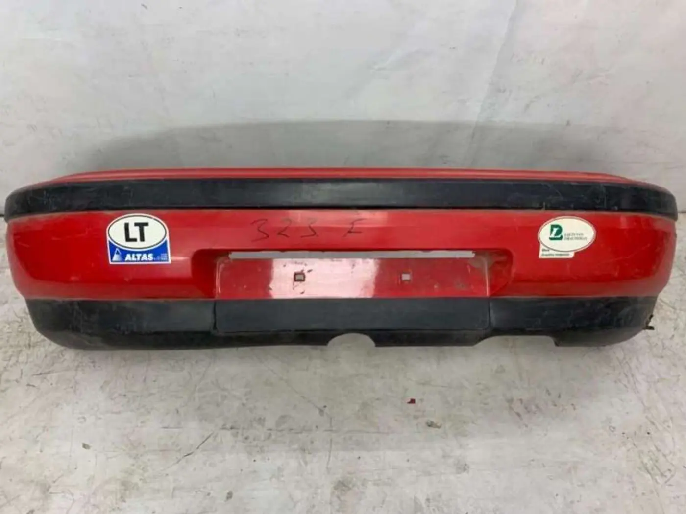 Бампер задний к Mazda 323 1994