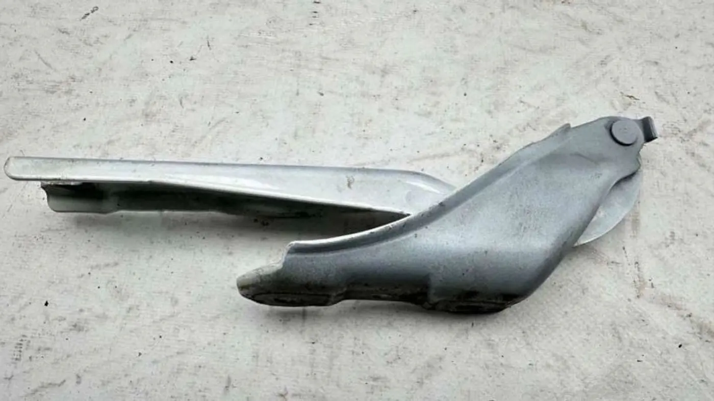 Петля капота левая к SEAT Toledo 2015