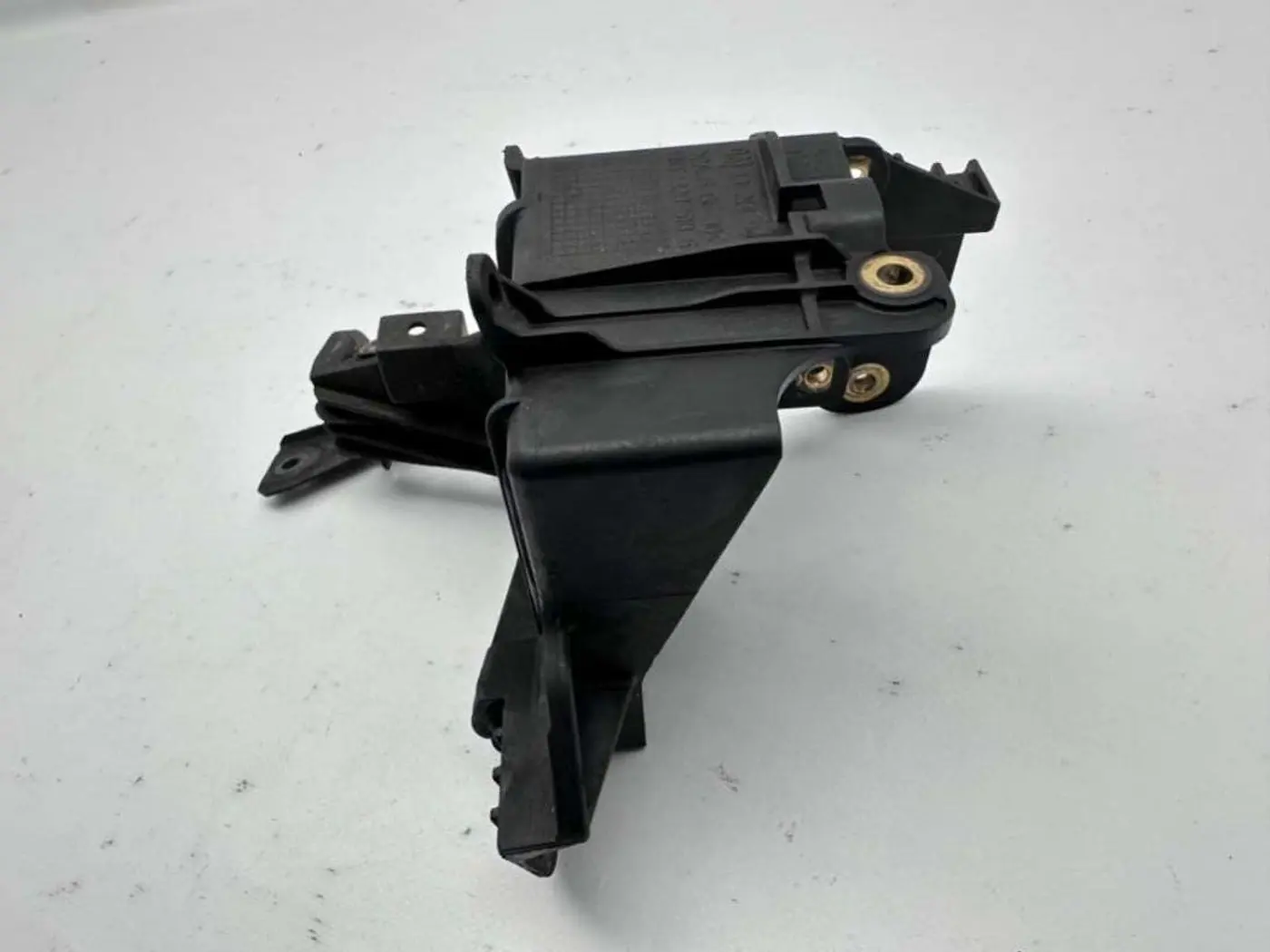 Крепление блока ABS к Opel Zafira 2006