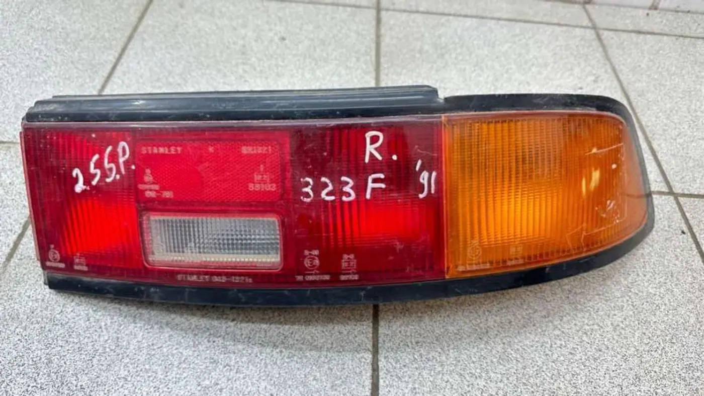 Фонарь задний правый к Mazda 323 1994