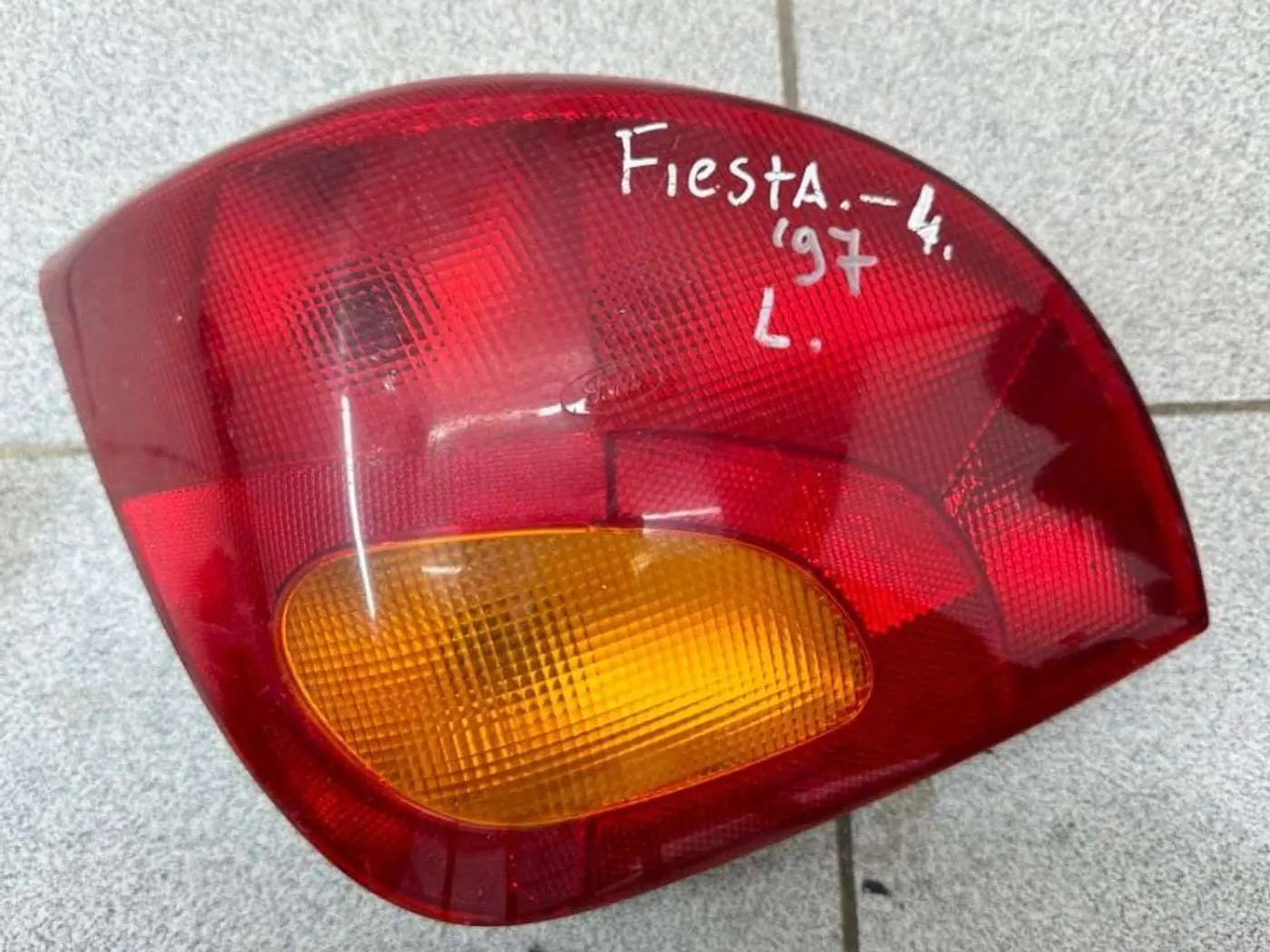 Фонарь задний левый к Ford Fiesta 1997