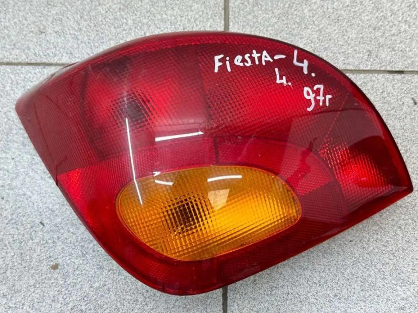 Фонарь задний левый к Ford Fiesta 1997