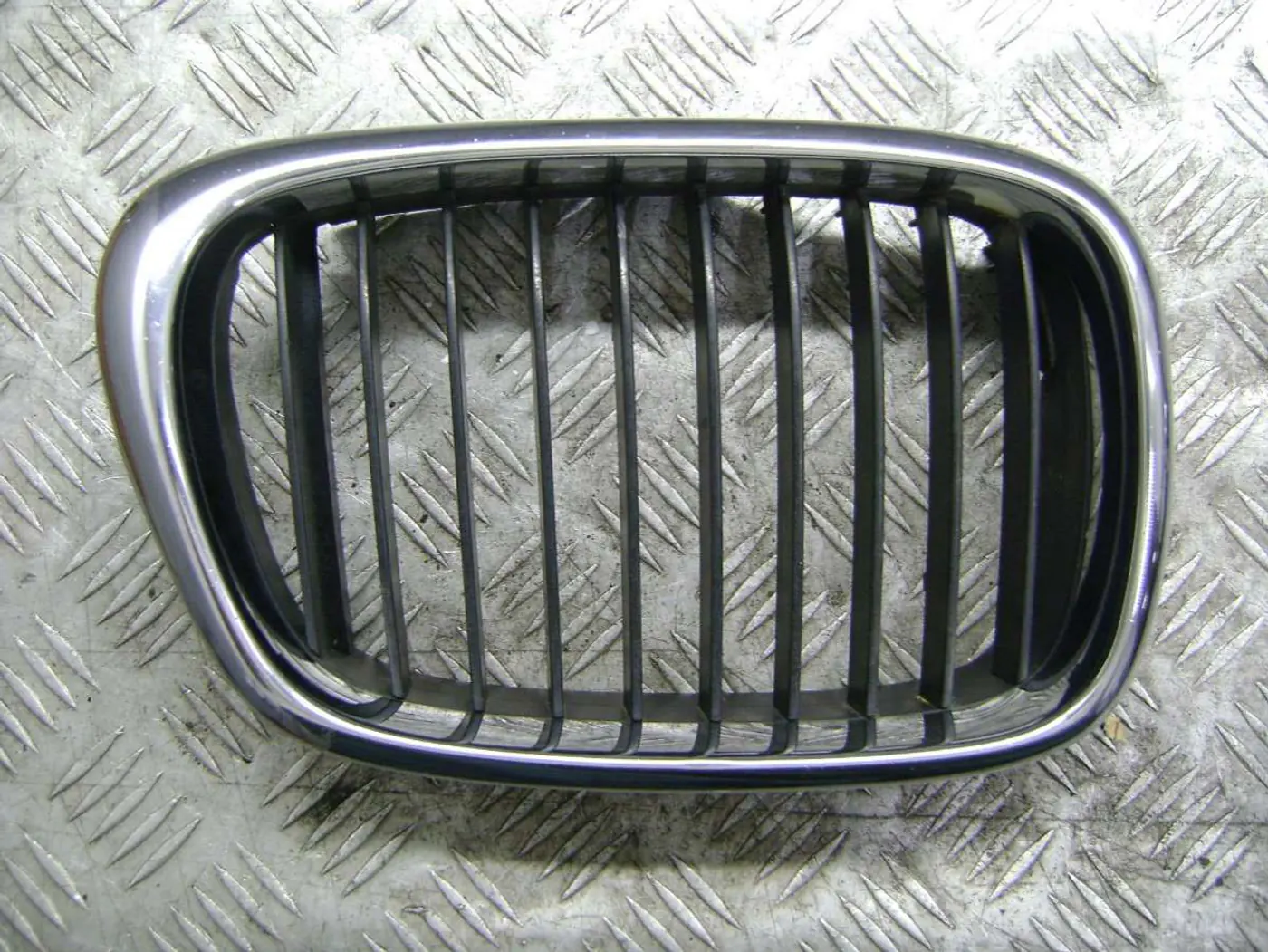 Решетка капота к BMW 5 2001