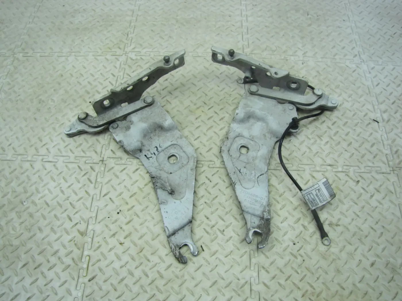 Петля капота к BMW X5 2012