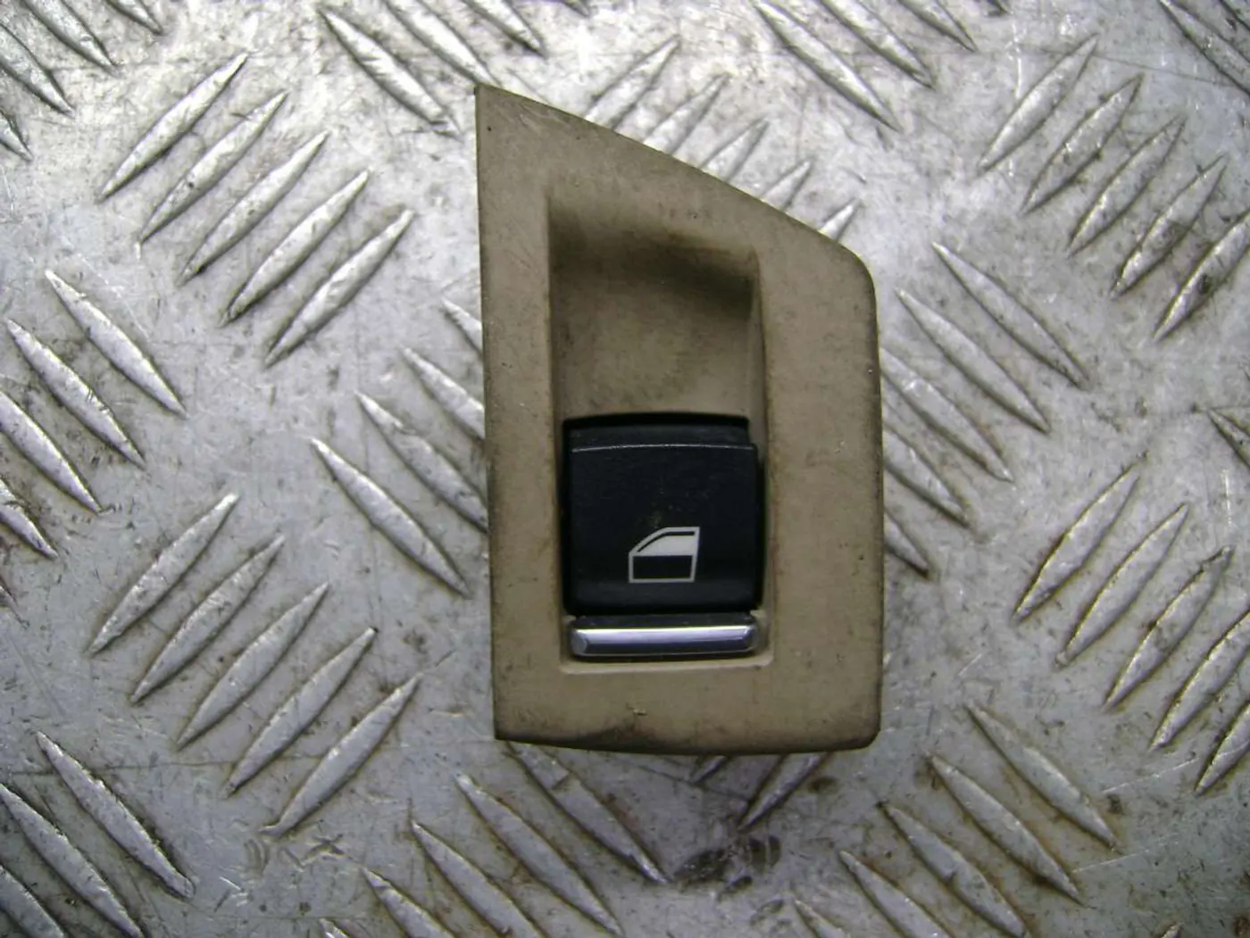 Кнопка стеклоподъемника к BMW i8 2013