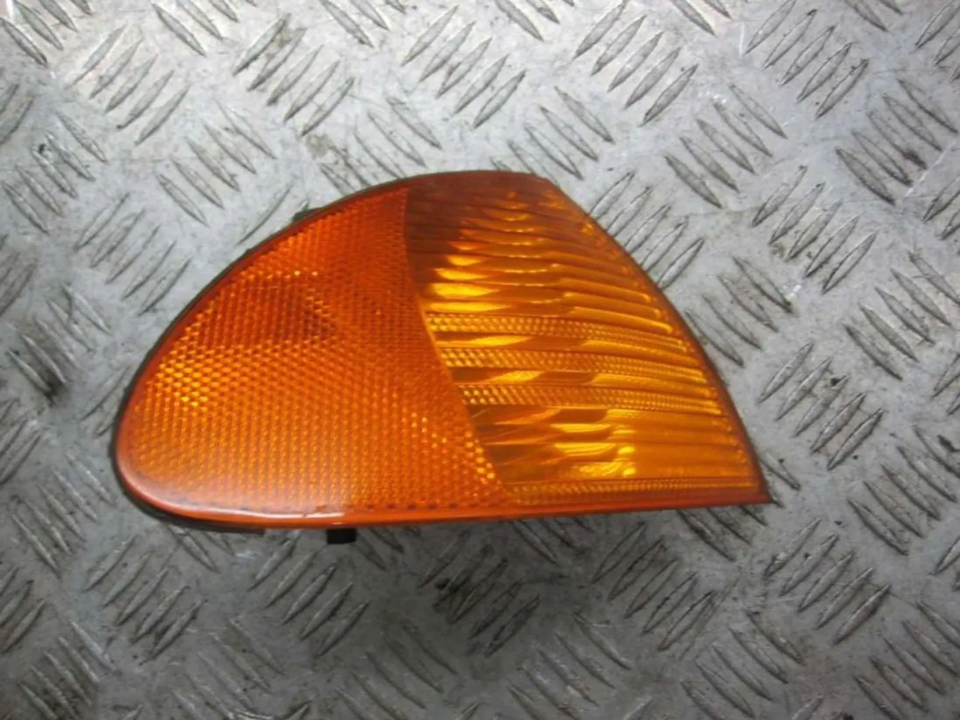 Поворотник правый к BMW 3 series 2000