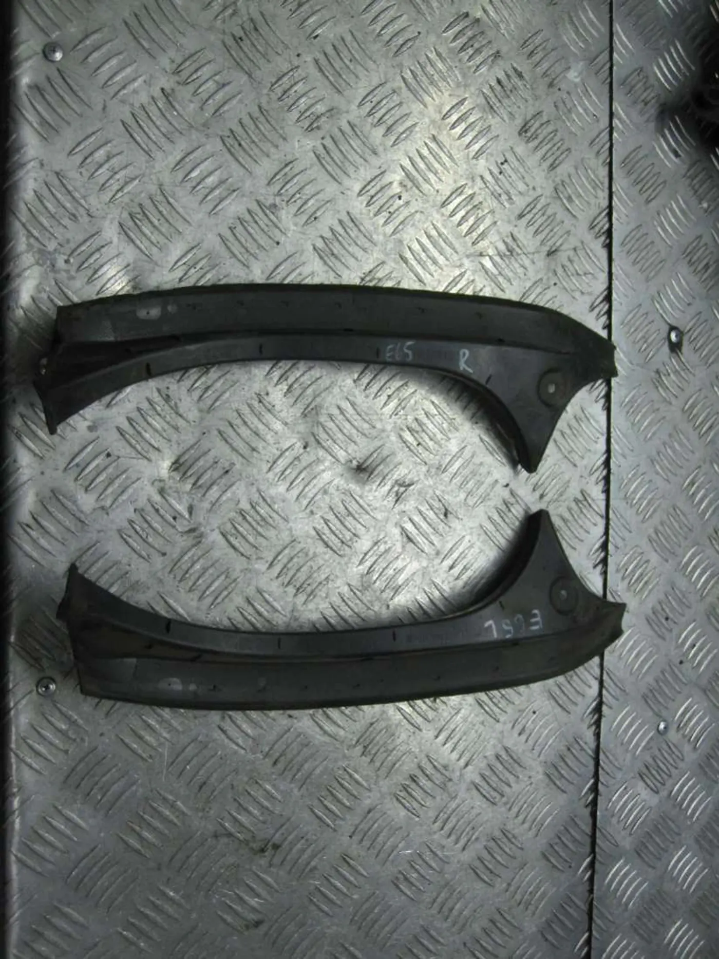 Водосток крышки багажника левый к BMW 7 series 2005