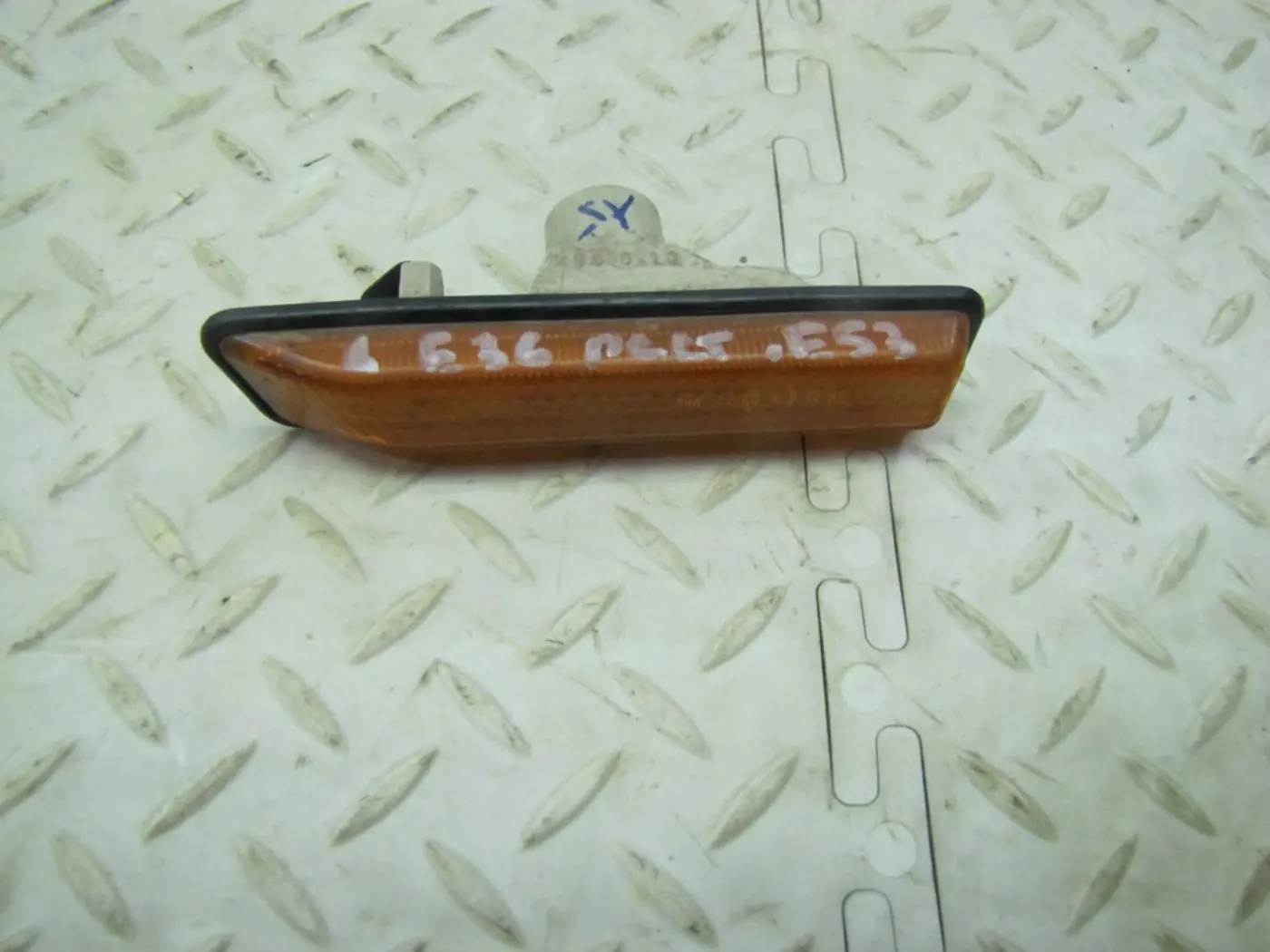 Повторитель передний левый к BMW 3 series 2000