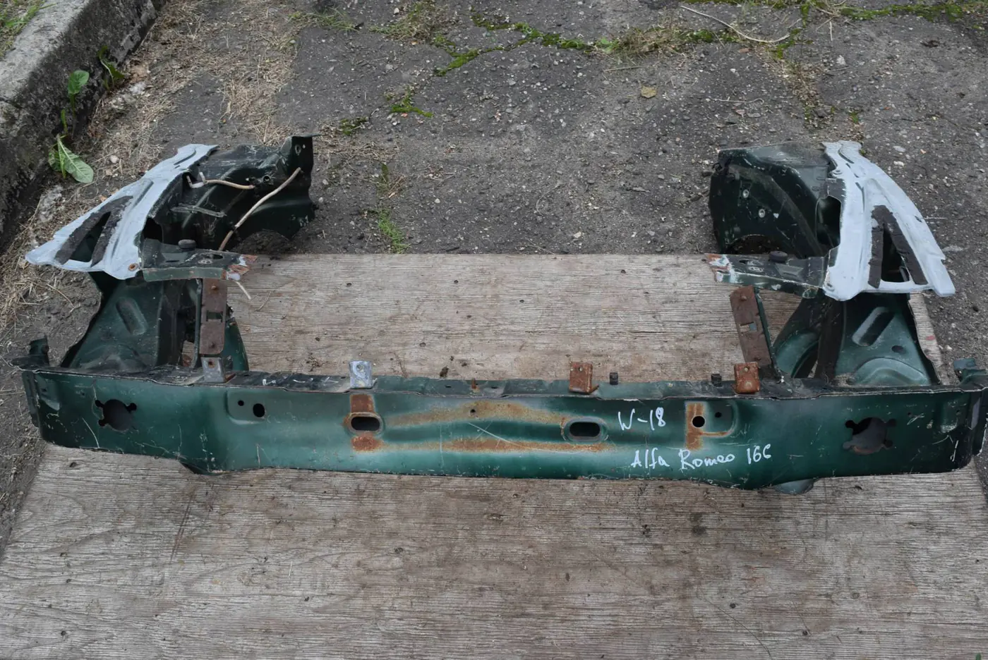 Передняя панель крепления облицовки (телевизор) к Alfa Romeo 166 1999