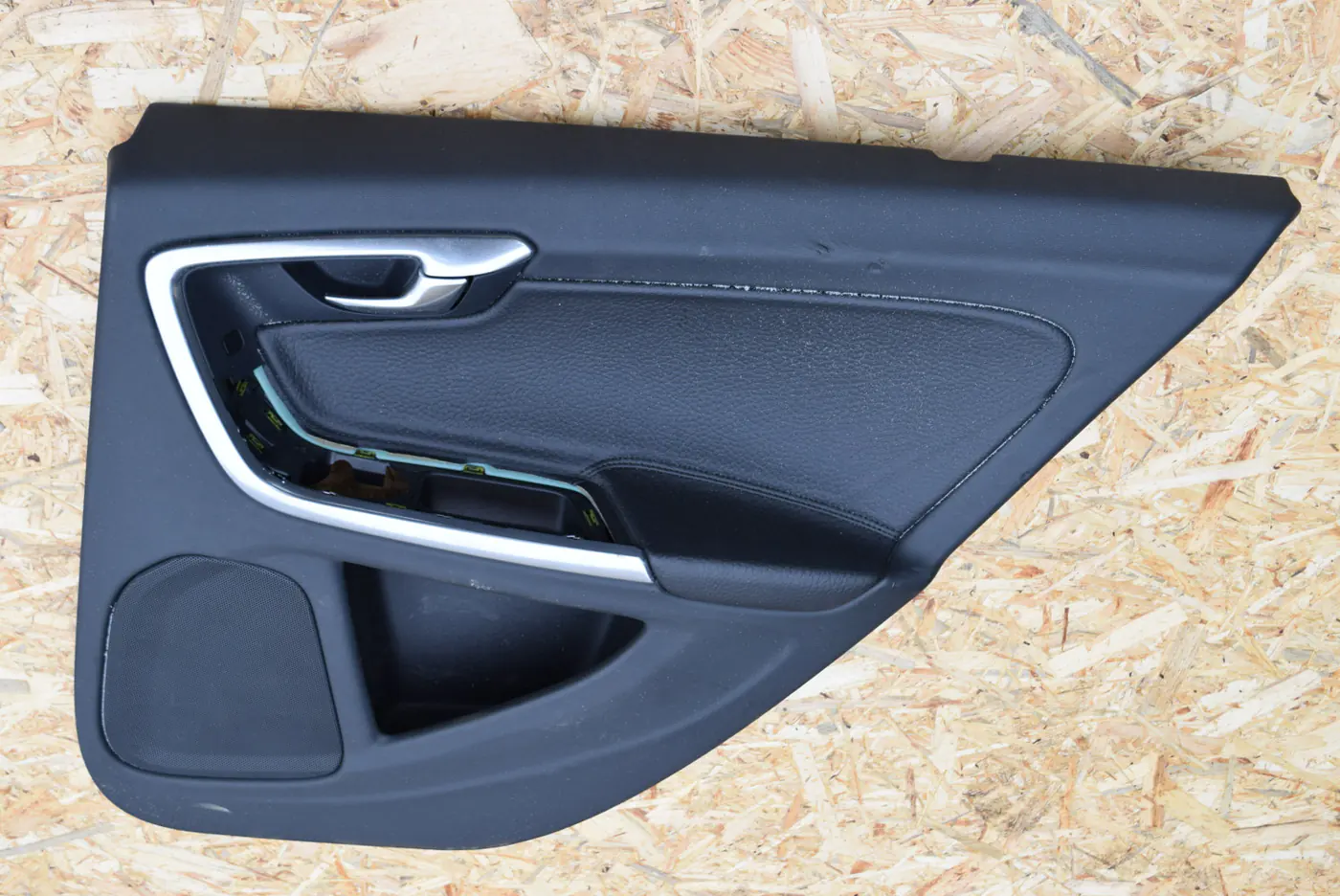 Обшивка двери задней правой (дверная карта) к Volvo V60 2012