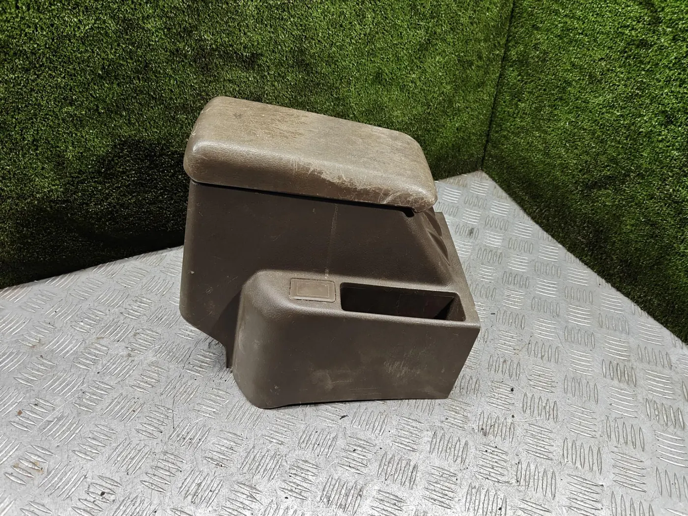 Подлокотник к Mitsubishi Pajero 1996