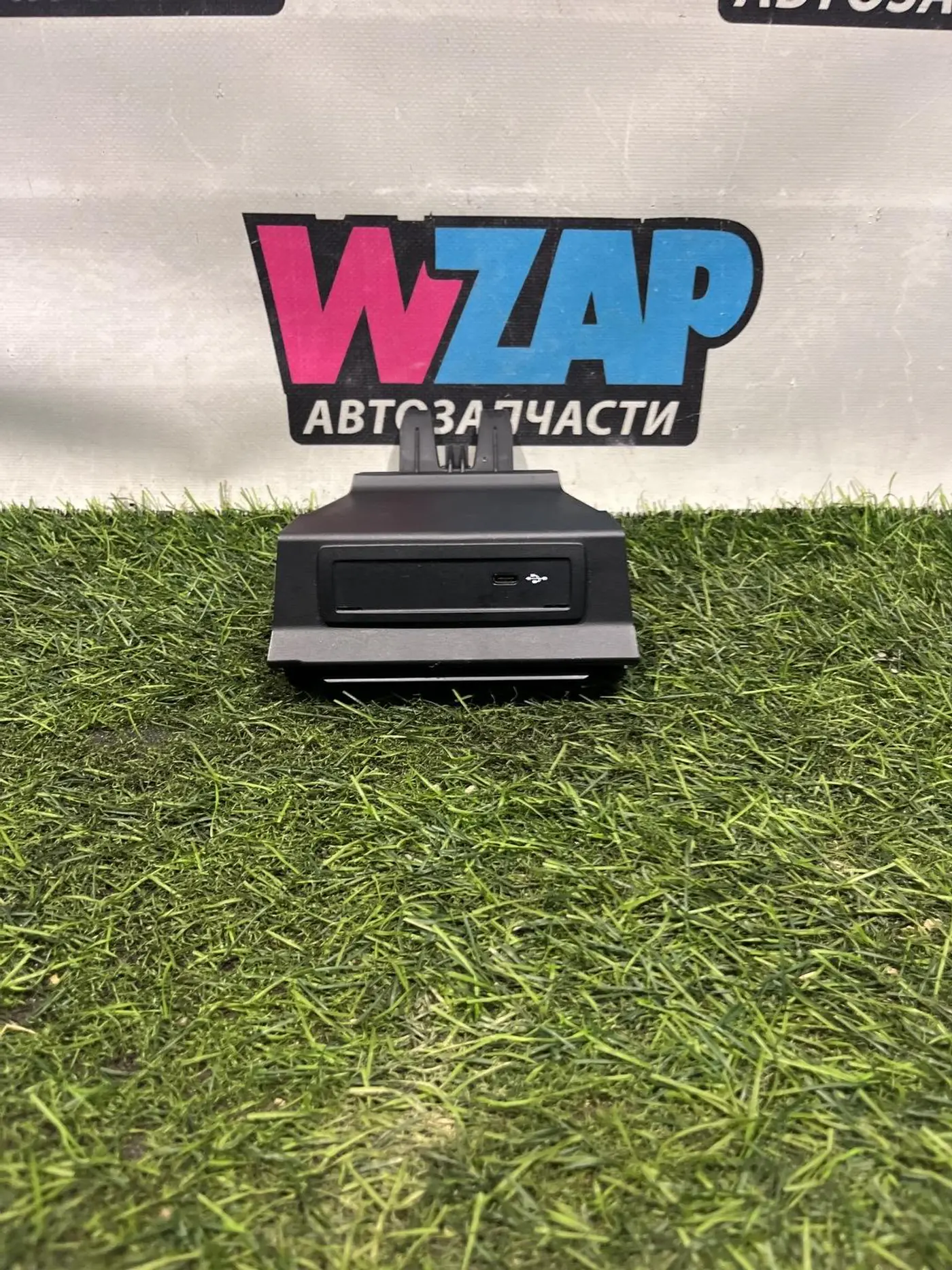 Разъем AUX / USB к Mercedes-Benz GLA-klasse 2023