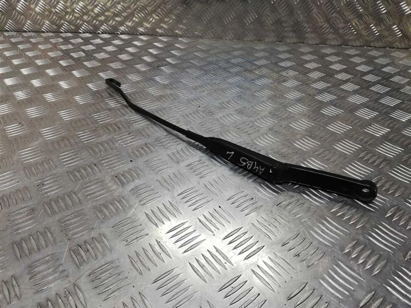 Щеткодержатель к Audi A4 1995