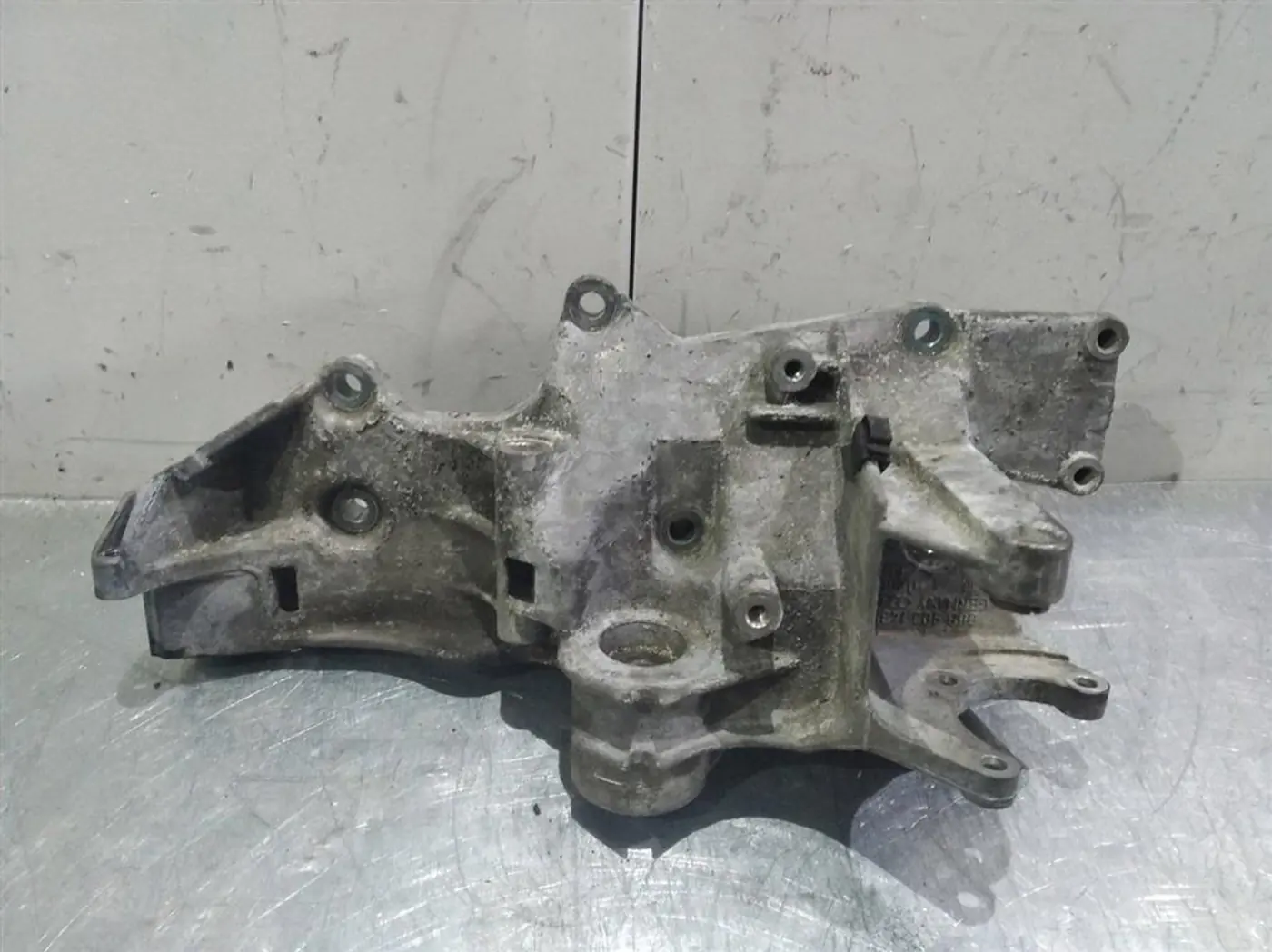 Кронштейн генератора к Audi A4 2000