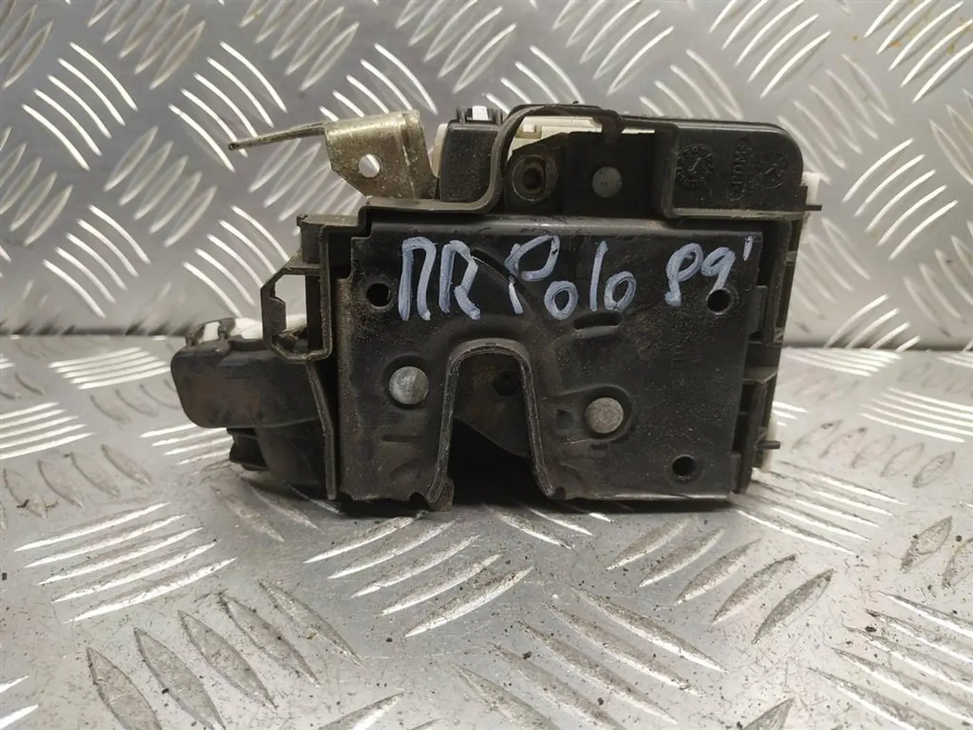 Замок двери передней правой к Volkswagen Polo 1999