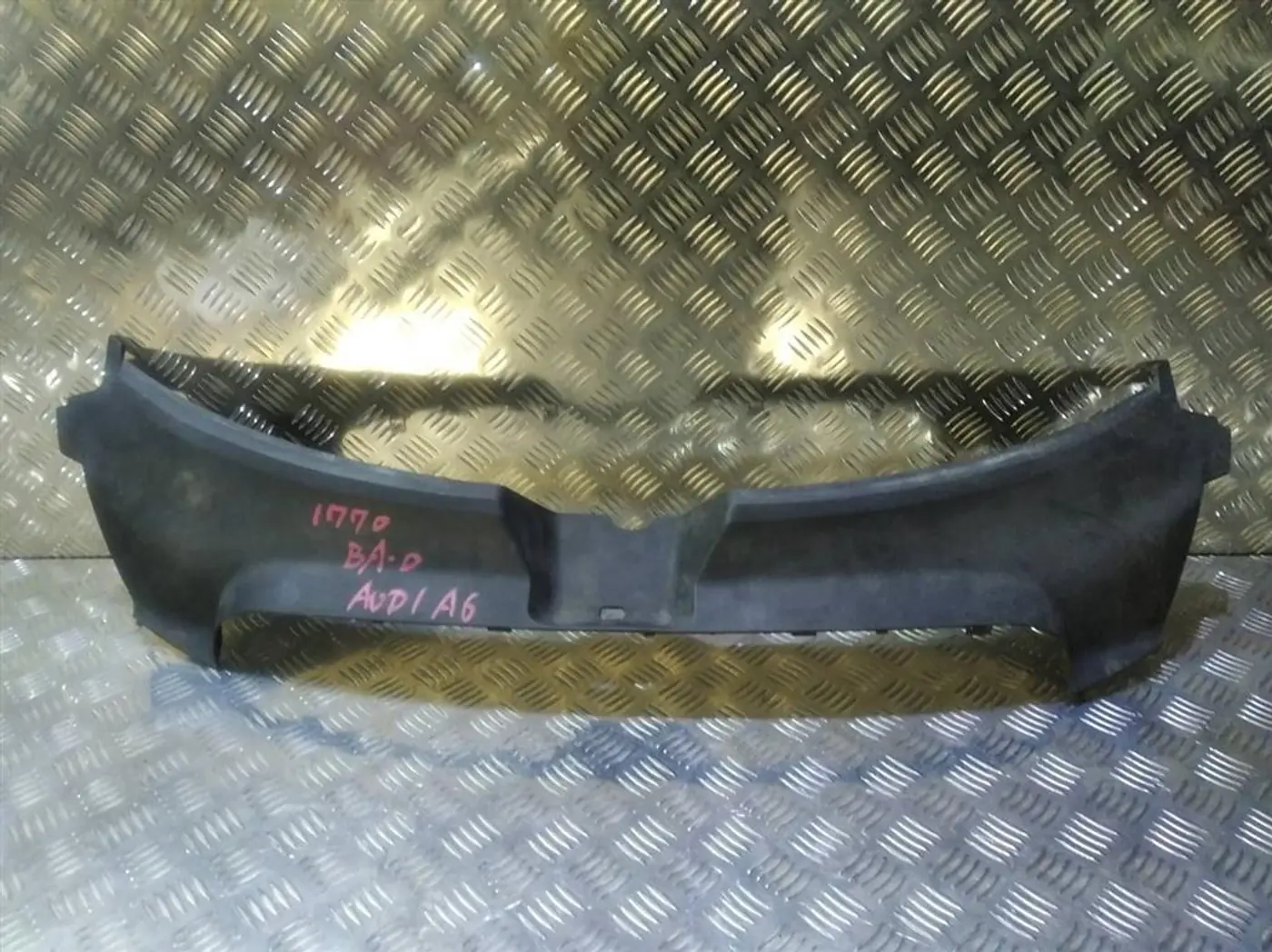 Накладка замка капота к Audi A6 2006