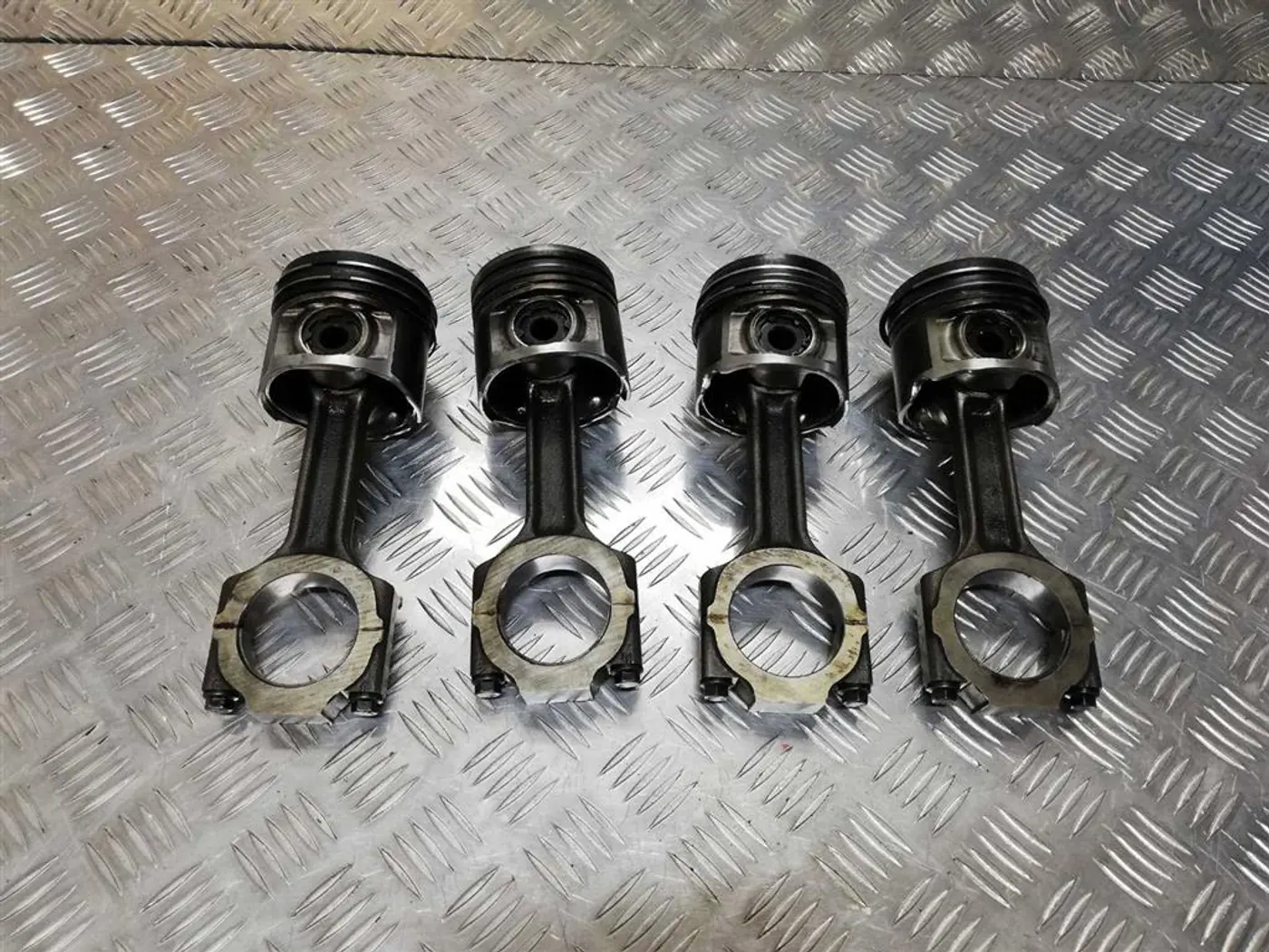 Поршень к Alfa Romeo 147 2003
