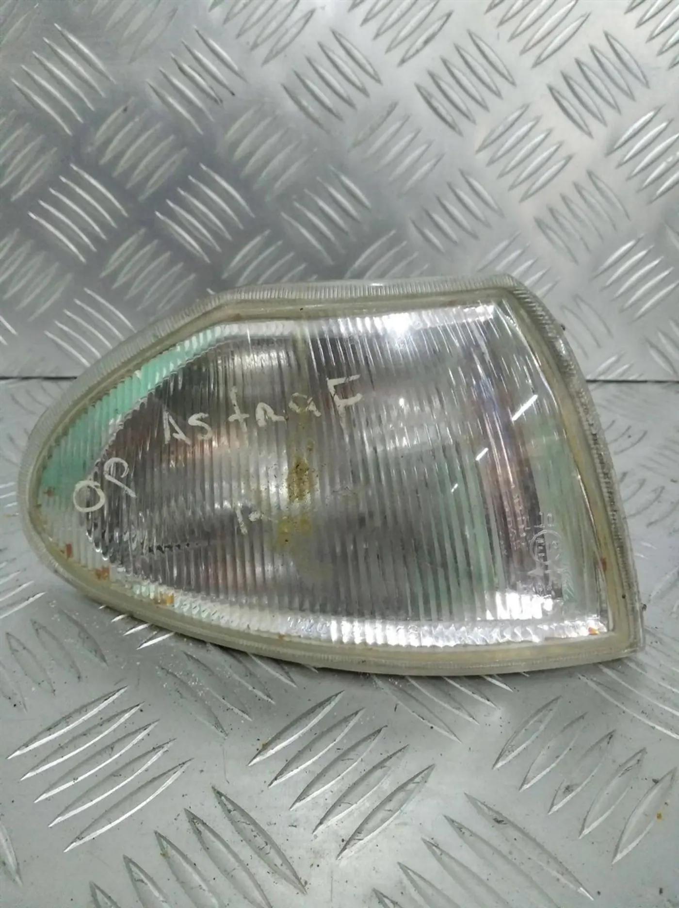 Поворотник правый к Opel Astra 1997