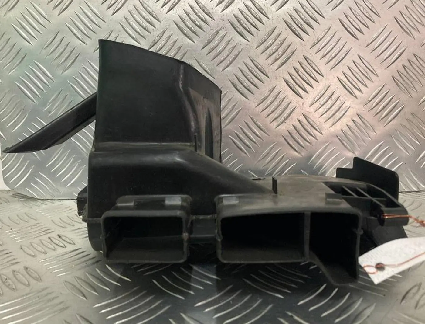 Воздуховод к Volkswagen Passat 1998
