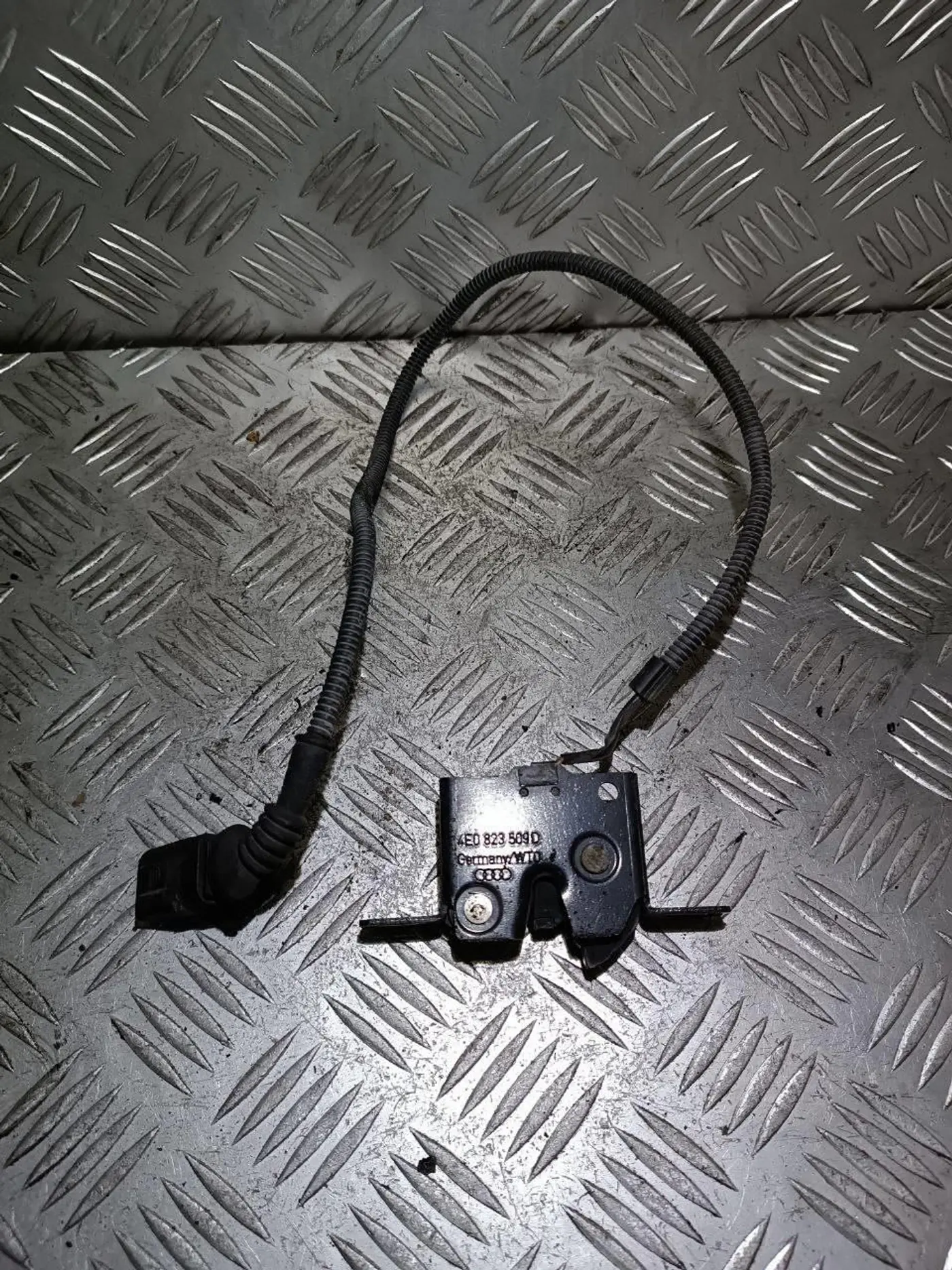 Замок капота к Audi A8 2004