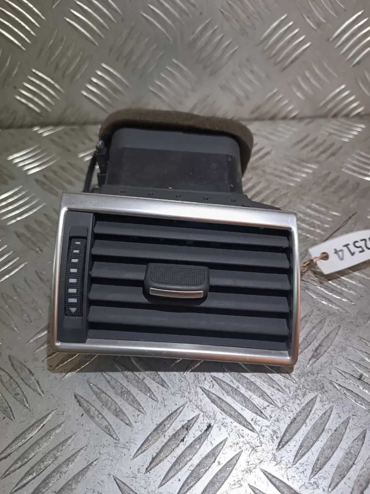 Дефлектор обдува салона к Audi A8 2004