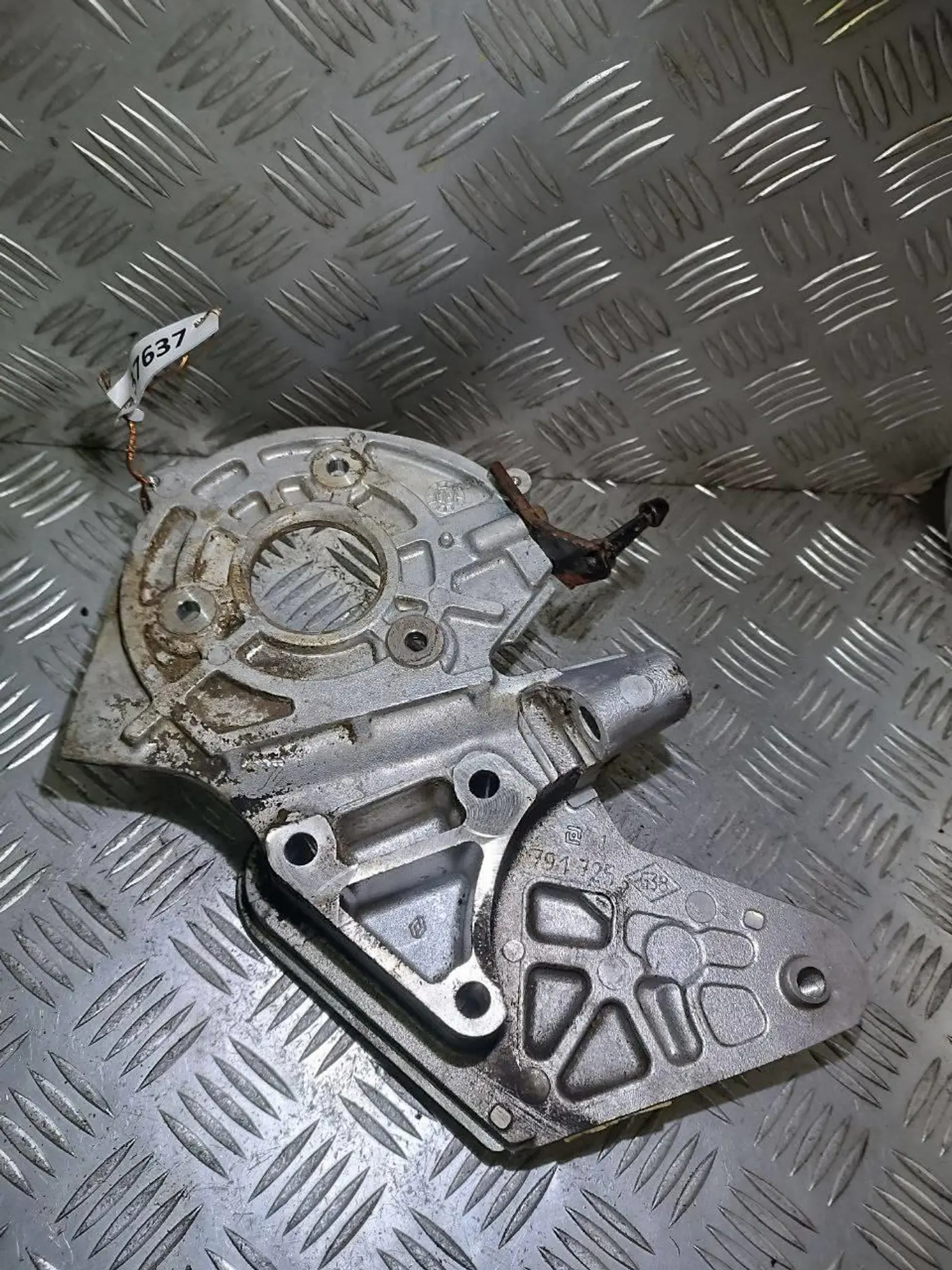 Крепление ТНВД к Renault Scenic 2008
