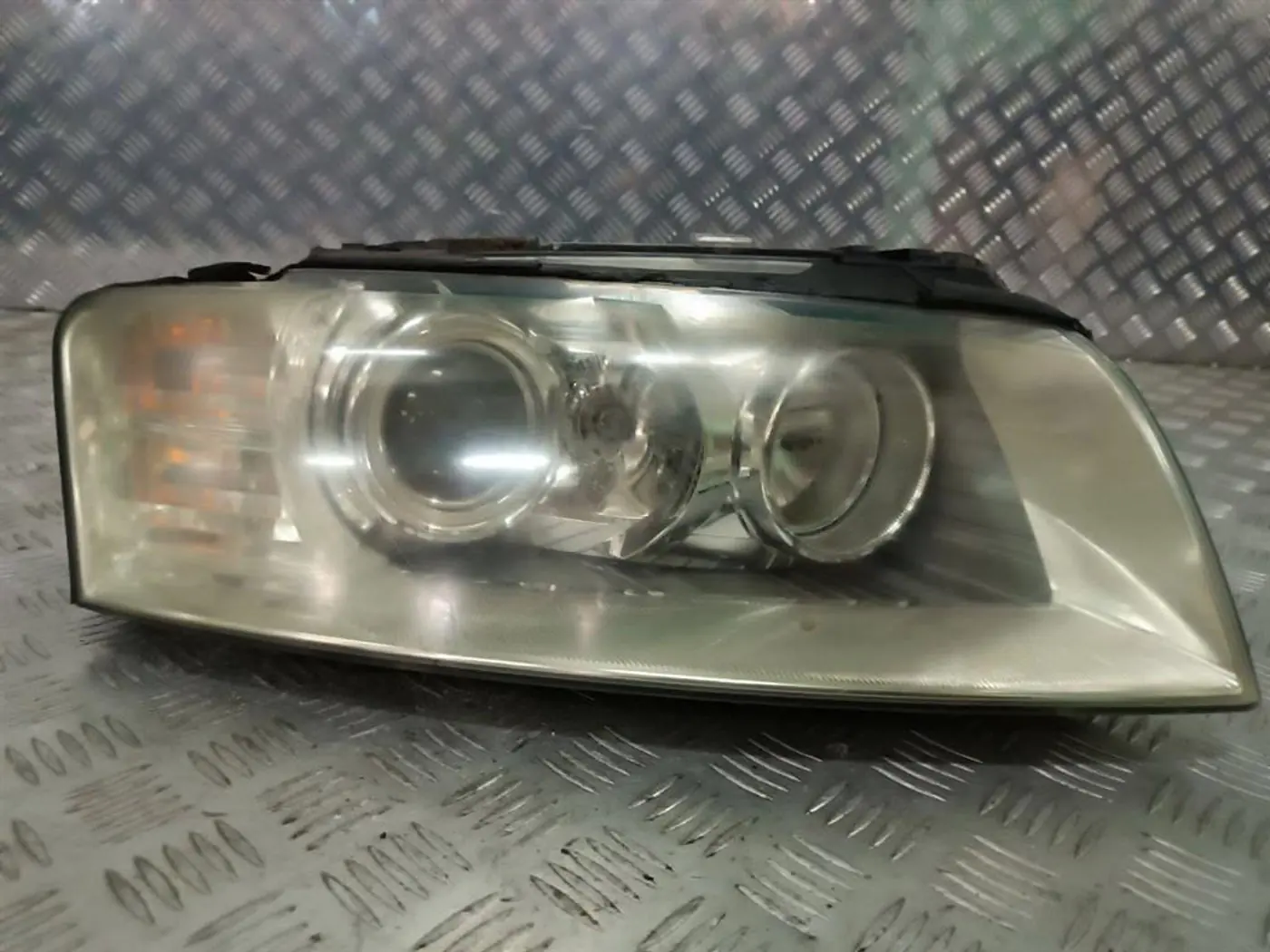 Фара правая к Audi A8 2004