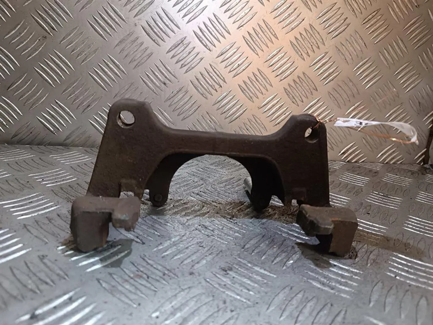 Скоба суппорта переднего к Audi A4 2002