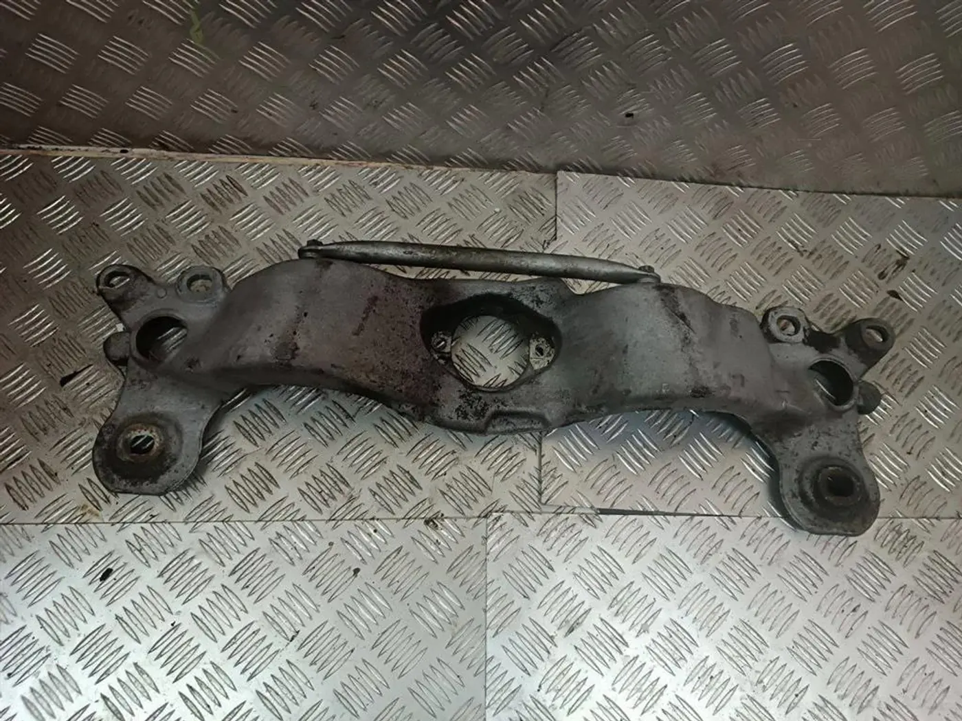 Балка под КПП к Audi A4 2005