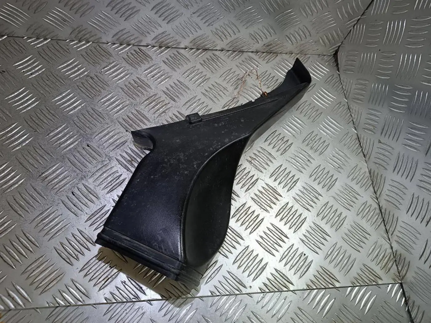 Воздухозаборник к Volkswagen Passat 2003