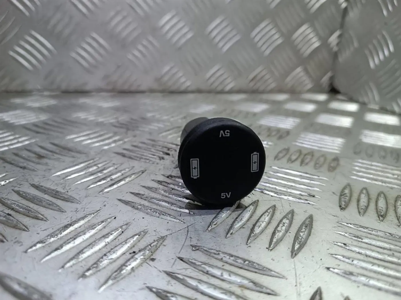 Разъем AUX / USB к Land Rover Discovery 2017