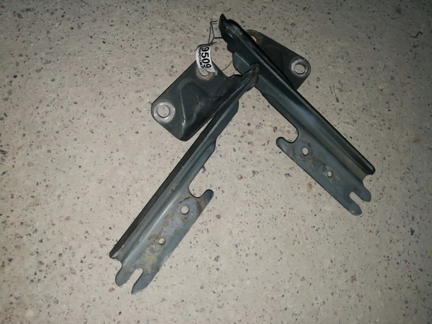 Петля капота к Mazda 626 1995