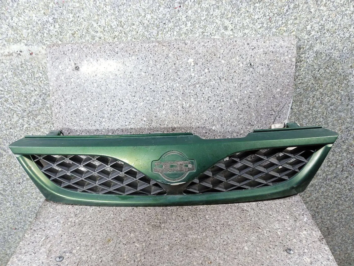 Решетка капота к Nissan Almera 1998
