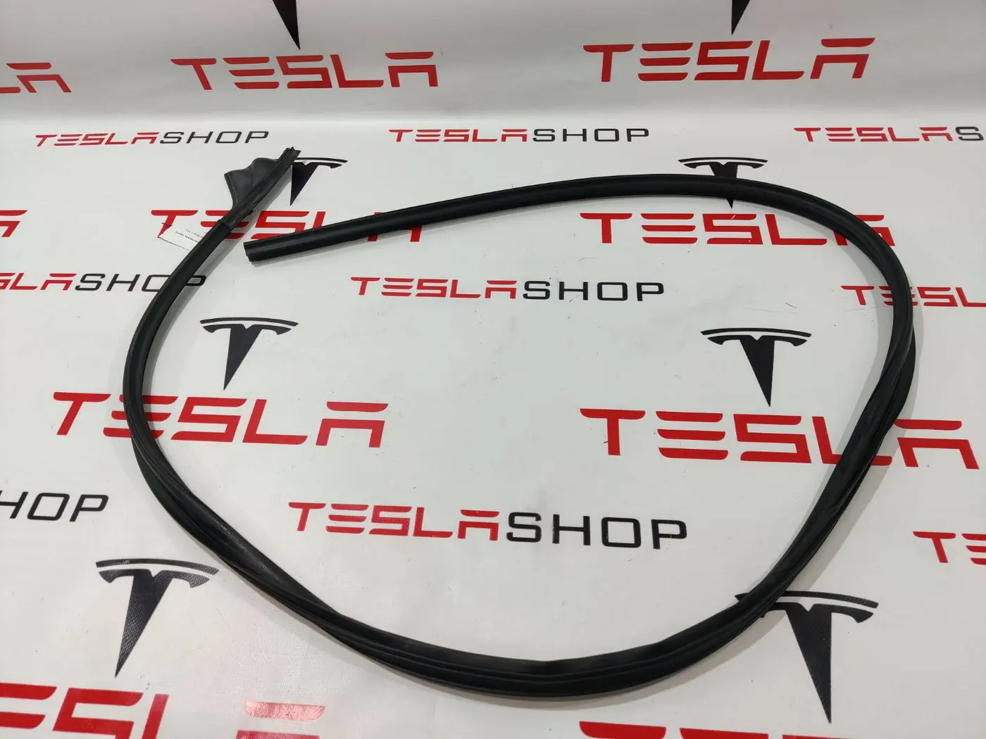 Уплотнитель к Tesla Model Y 2021