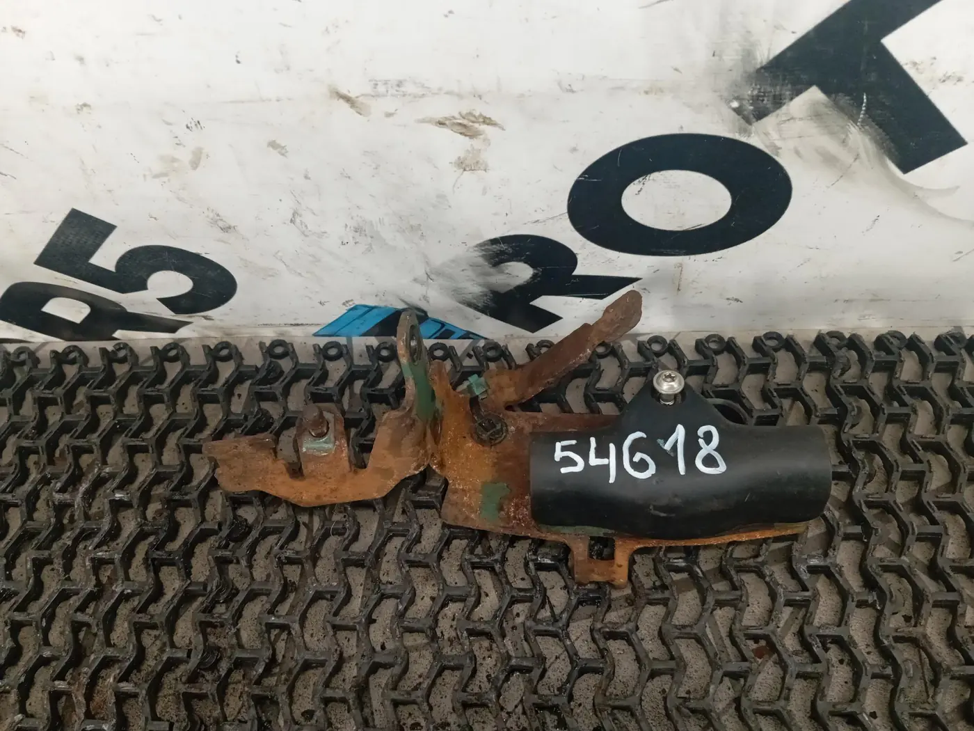 Крепление проводки к Volvo A6 2008