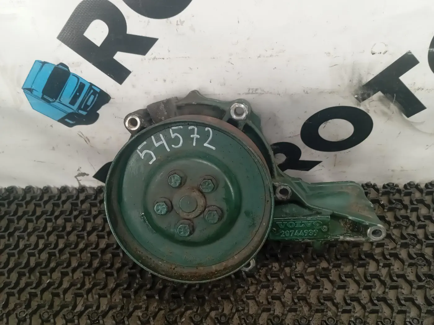Помпа к Volvo A6 2008