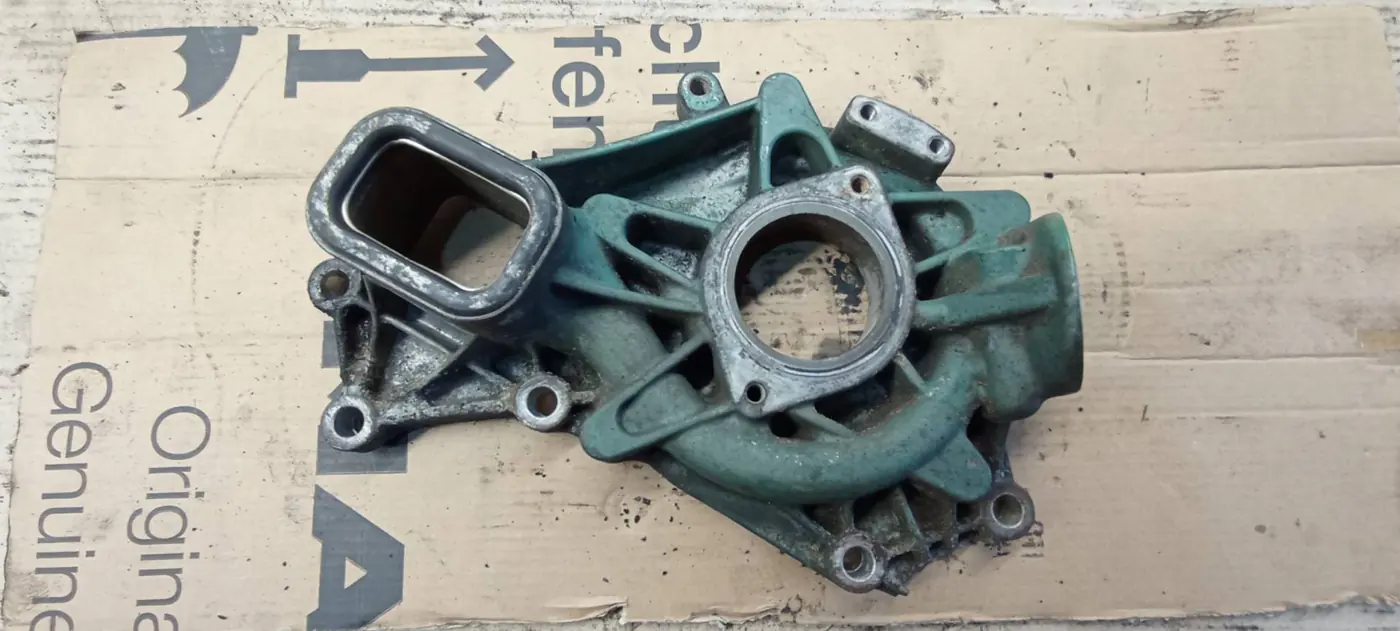 Корпус помпы к Volvo A6 2005