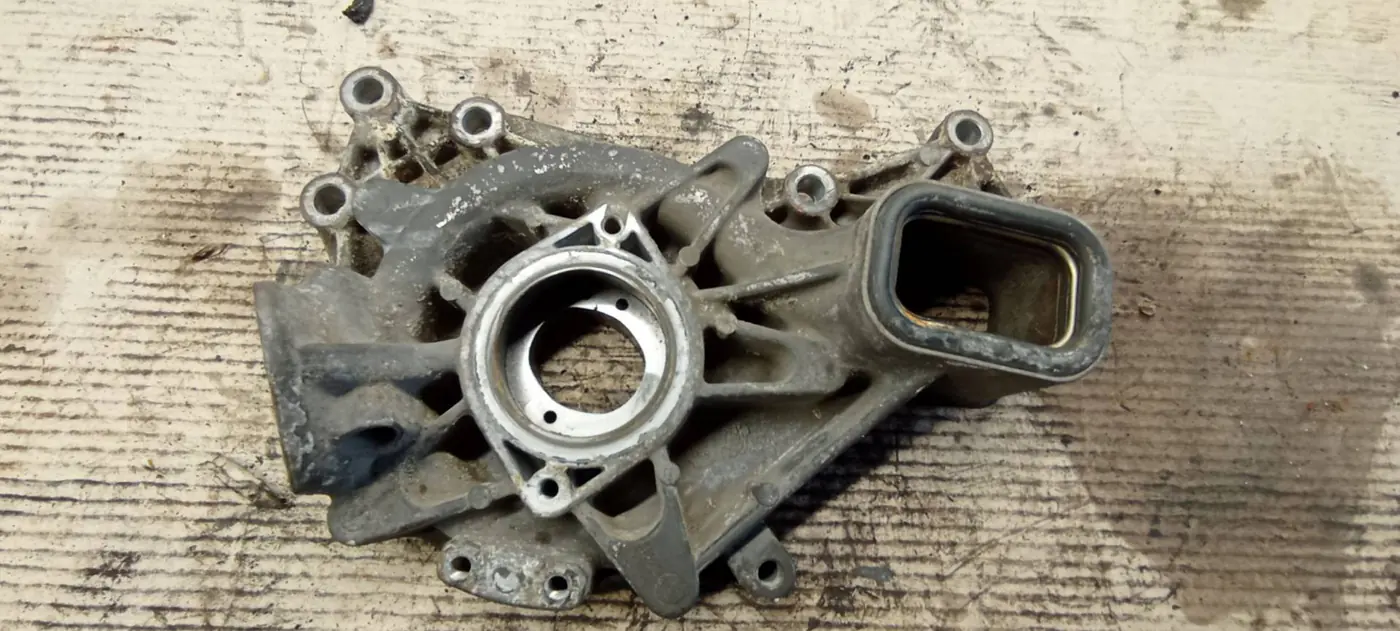Корпус помпы к Renault Magnum 2009