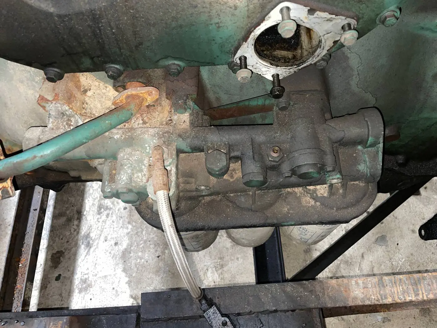 Корпус масляного фильтра к Volvo A6 2005