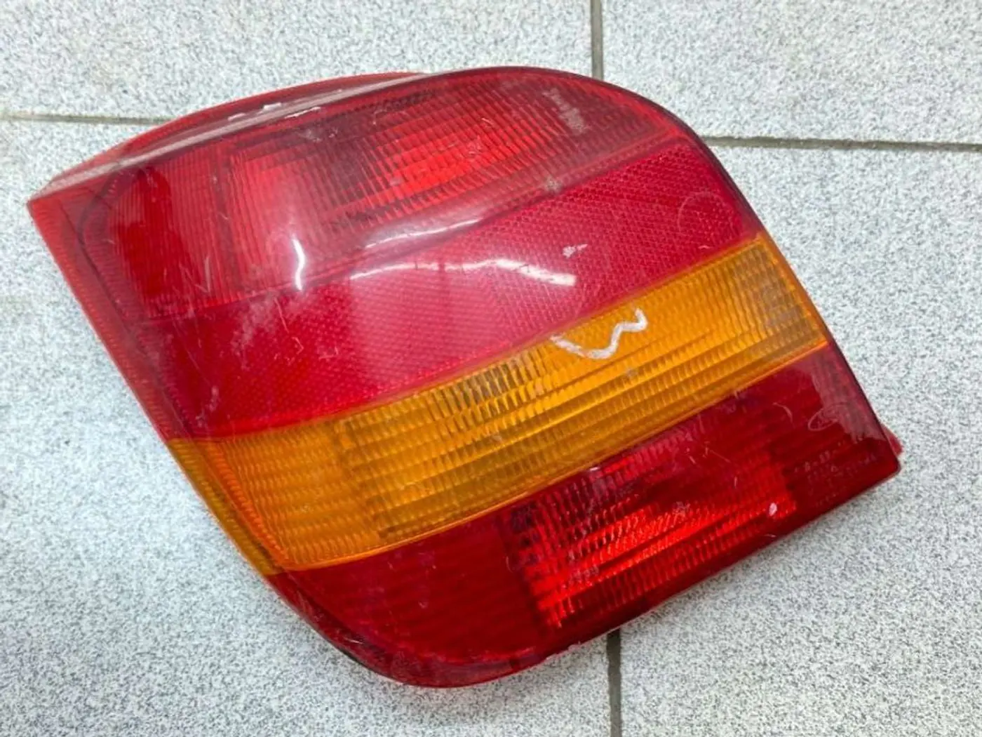 Фонарь задний левый к Ford Fiesta 1995