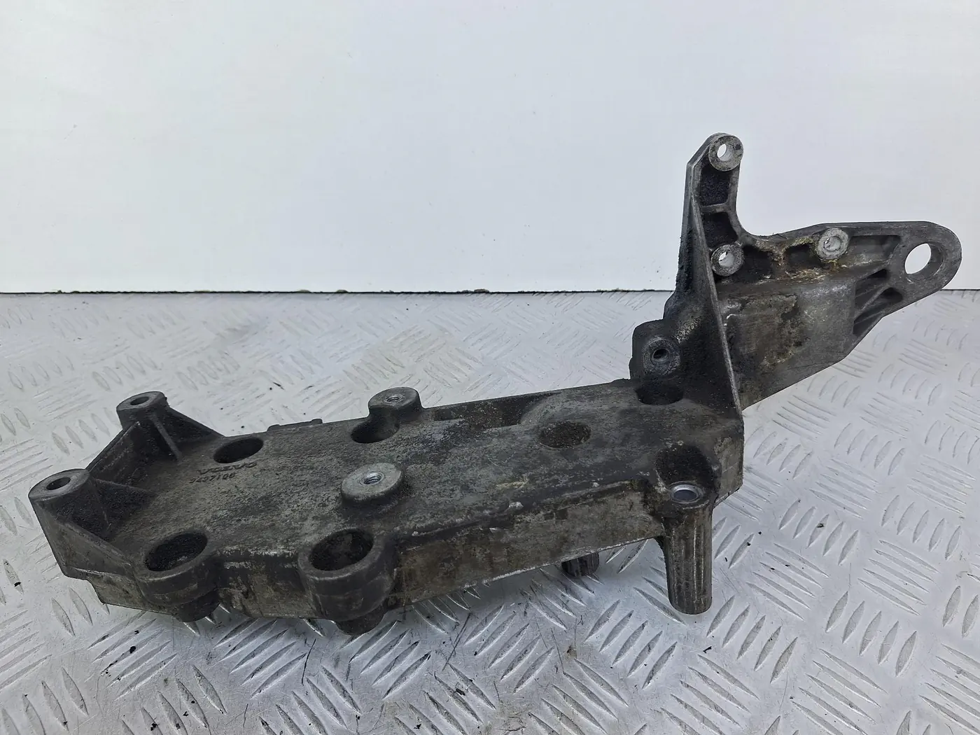 Кронштейн генератора к Volvo V70 2001