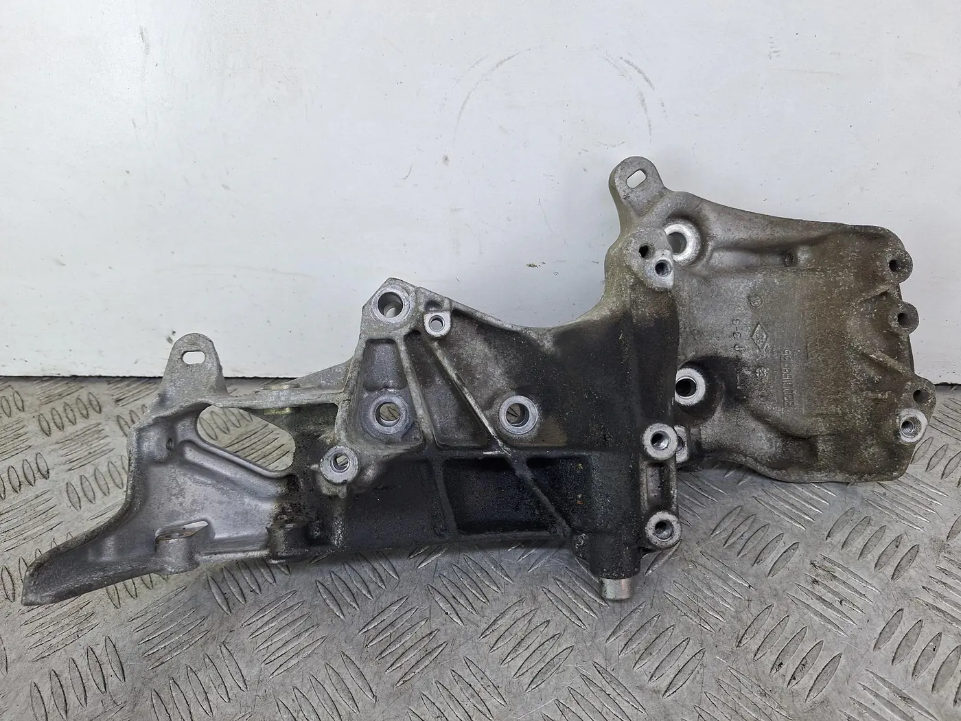 Кронштейн генератора к Renault Megane 2001