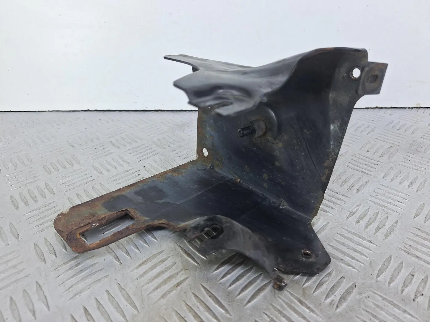 Крепление блока ABS к Renault Scenic 2001