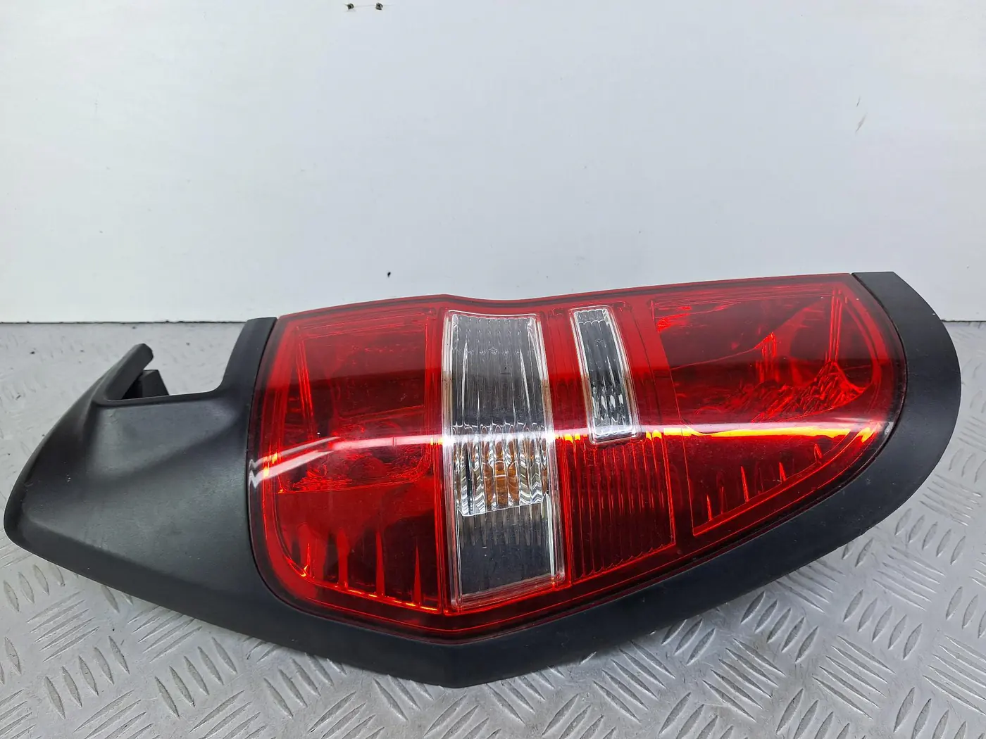 Фонарь задний левый к Hyundai H1 2008