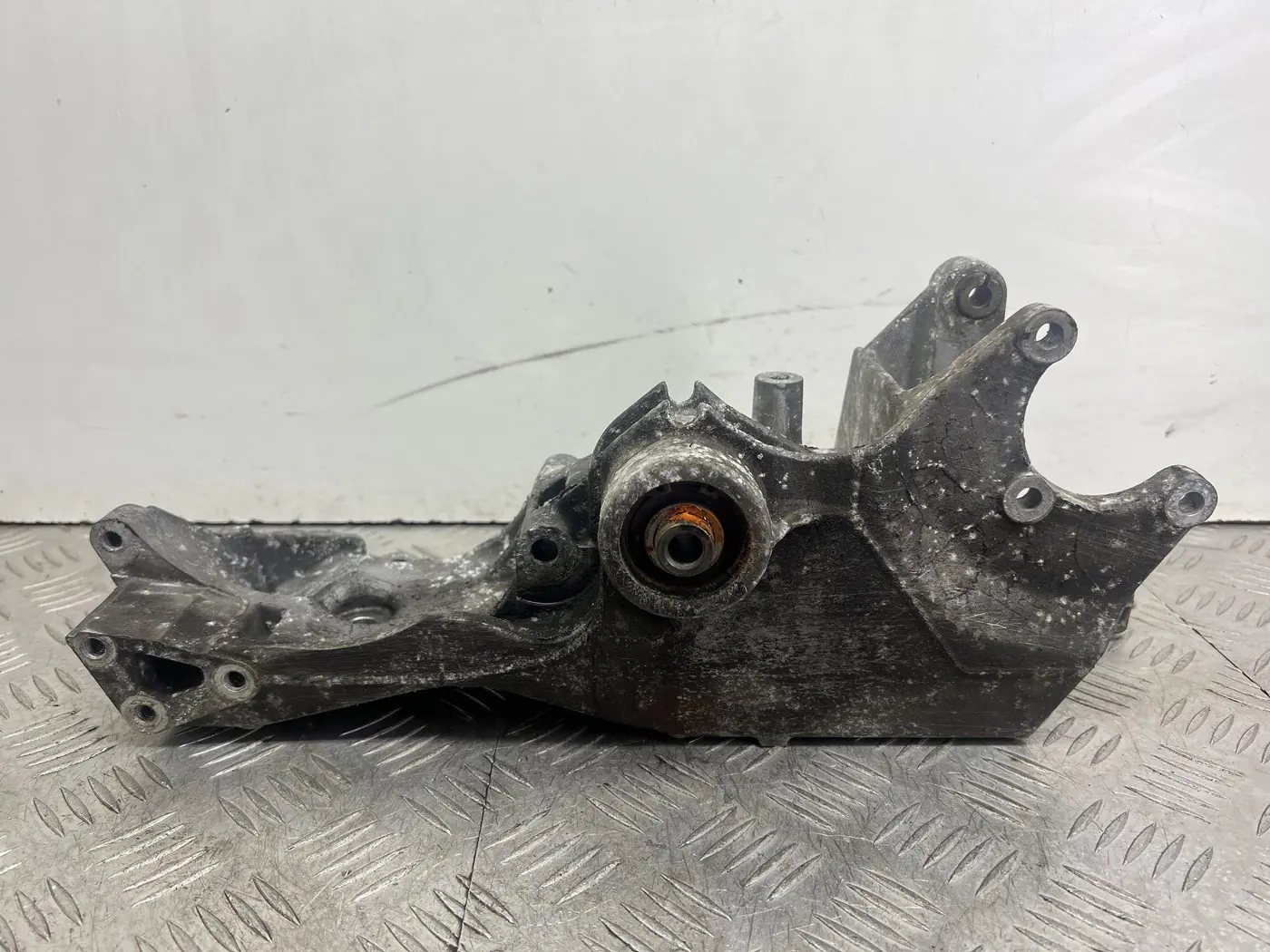 Кронштейн генератора к Audi A6 1999