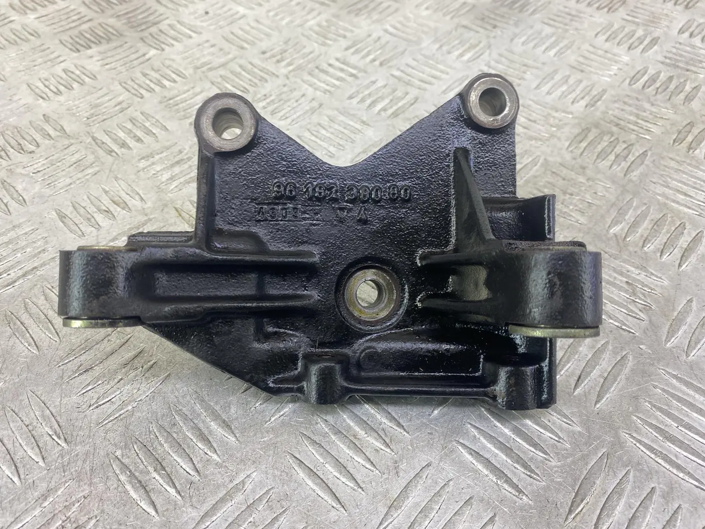 Кронштейн генератора к Peugeot 406 2001