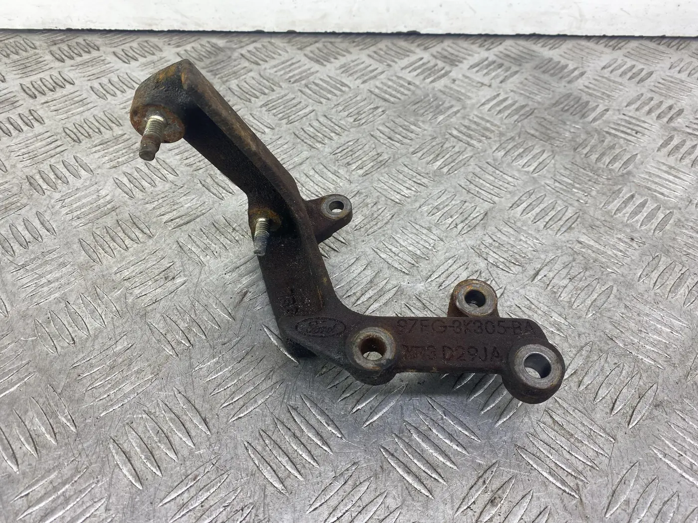 Кронштейн полуоси к Ford Fiesta 2001